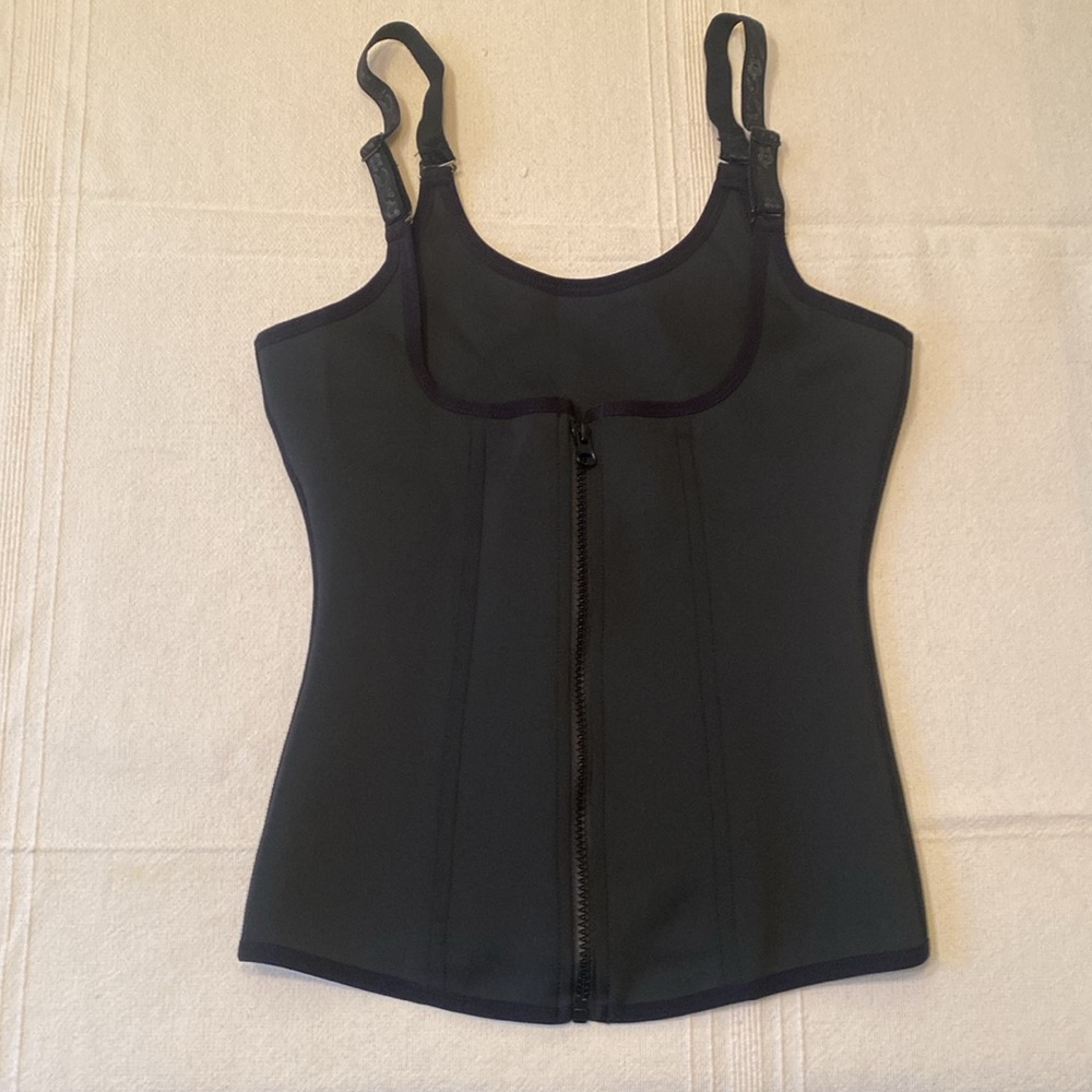 Black Shapewear adjustable straps and zipper back with 3 rows of eyelet hooks. - Picture 2 of 11